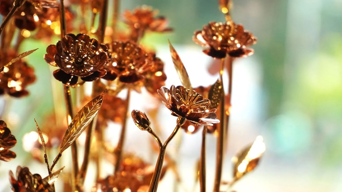 Hai cây đào này cũng được mạ tổng cộng 24 lượng vàng 24K, riêng màu của hoa được mạ hồng với 30% đồng đỏ và 70% vàng.