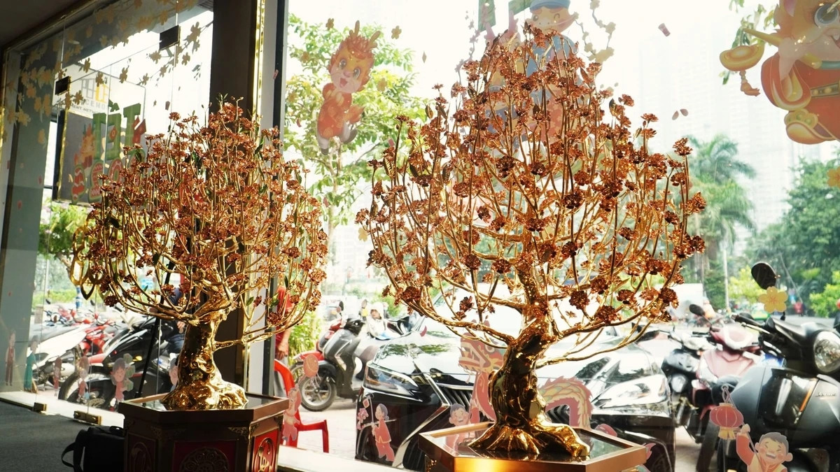 Hai cây đào đầu tay được ông thực hiện trong vòng 6 tháng, dùng 171kg đồng nguyên chất nhập khẩu từ nước ngoài. Ảnh: Plo