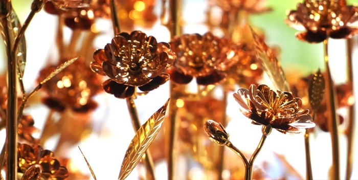 Màu hoa đào cũng được mạ hồng theo đúng chất truyền thống, mang vẻ đẹp tự nhiên. Ảnh: Dân Việt