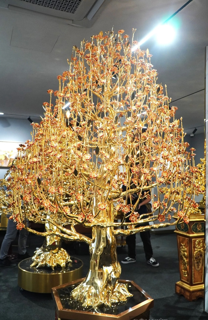 Cây đào được đúc đồng, mạ vàng 24K rất kỳ công. Ảnh: Dân Việt