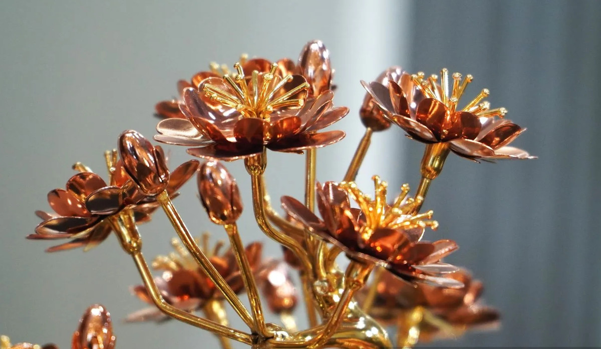 Chồi non cây đào được thiết kế theo hoa truyền thống (đào ngũ phúc kép theo khuôn mẫu), sau đó đến gia công cơ khí và dập nụ hoa. Ảnh: Dân Việt