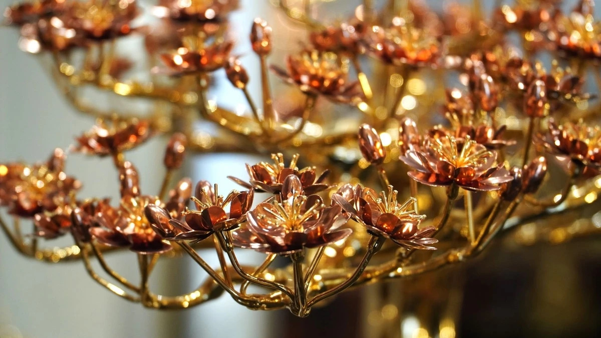 Quá trình chế tác cầu kỳ, cần đến hơn 20 người thợ. Ảnh: Plo