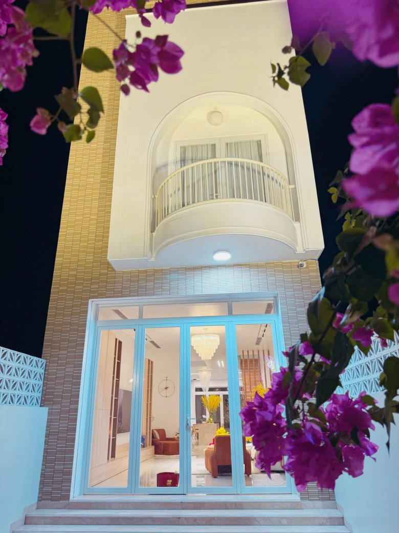 Mới đây, 2 TikToker Tun Phạm và Long Chun làm clip "house tour" khám phá căn nhà của trợ lý Hồ Ngọc Hà. Căn nhà ấn tượng ngay từ bên ngoài với thiết kế độc đáo do chính anh lên ý tưởng.