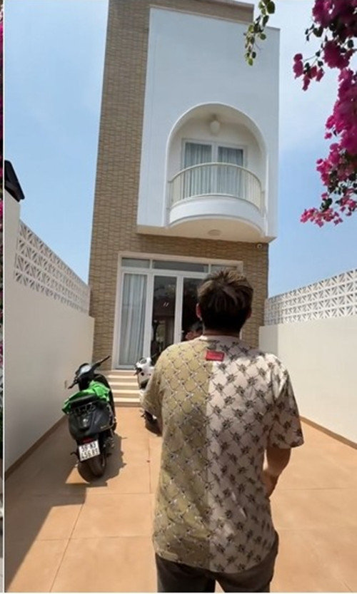 Phía trước nhà có khoảng sân rộng, 2 bên là hàng rào gạch bông gió tạo điểm nhấn phá cách.