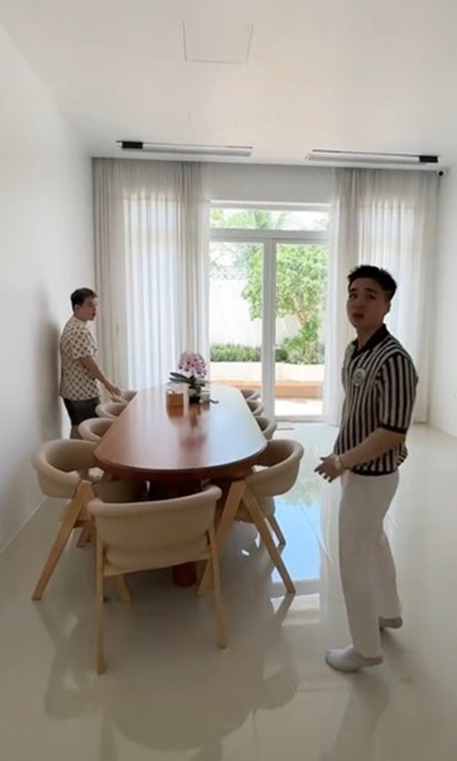 Bàn ăn rộng rãi, tràn ngập ánh sáng.