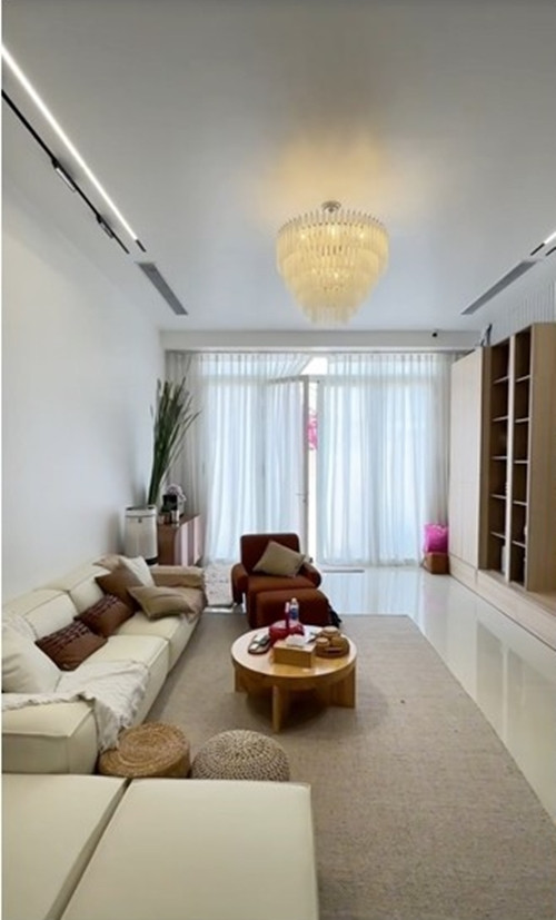 Không gian bên trong nhà thoáng đãng với bộ sofa êm ái là điểm nhấn của phòng khách.