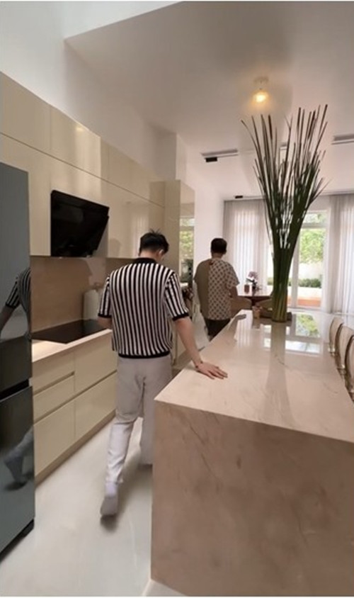 Khu bếp hiện đại, được sắp xếp gọn gàng.