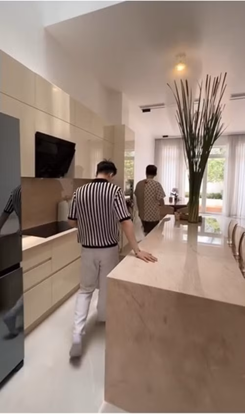 Khu bếp hiện đại, được sắp xếp gọn gàng.