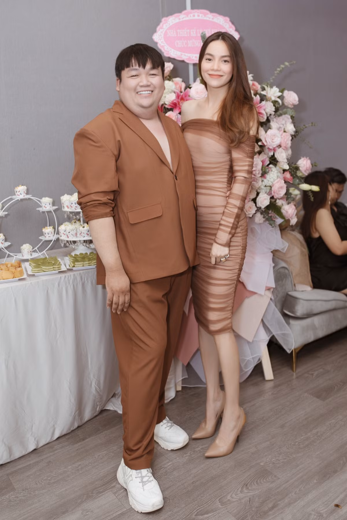 "Dì Giáp" (tên thật Nguyên Giáp) là người trợ lý, make up thân cận của Hồ Ngọc Hà. Sau nhiều năm lao động miệt mài, Nguyên Giáp đã có được cơ ngơi đáng mơ ước.