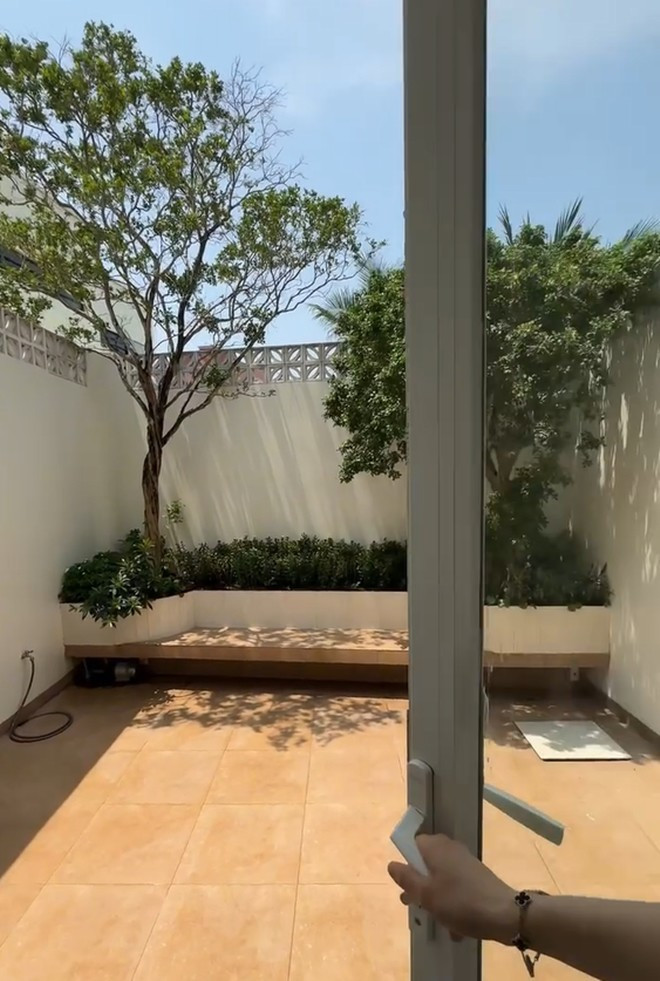 Khoảng sân sau nhà là không gian nghỉ ngơi lãng mạn với ghế dài, cây xanh.