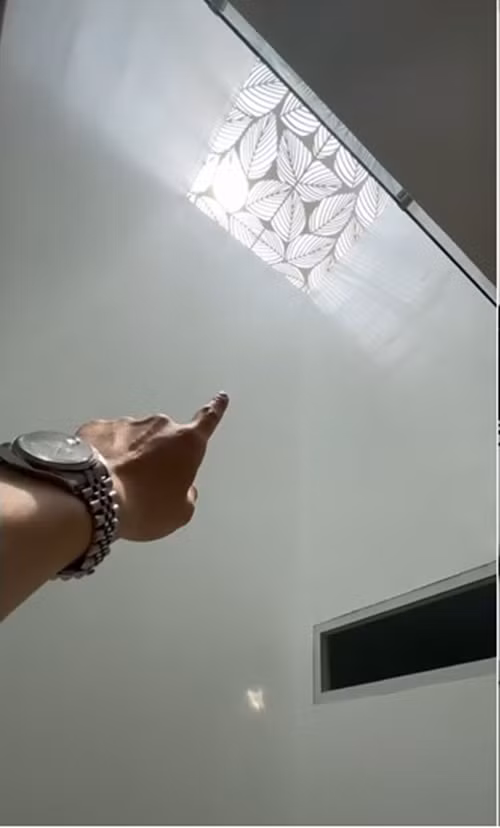 Giếng trời đẹp mắt cũng là điểm nhấn trong căn nhà của trợ lý Hà Hồ.