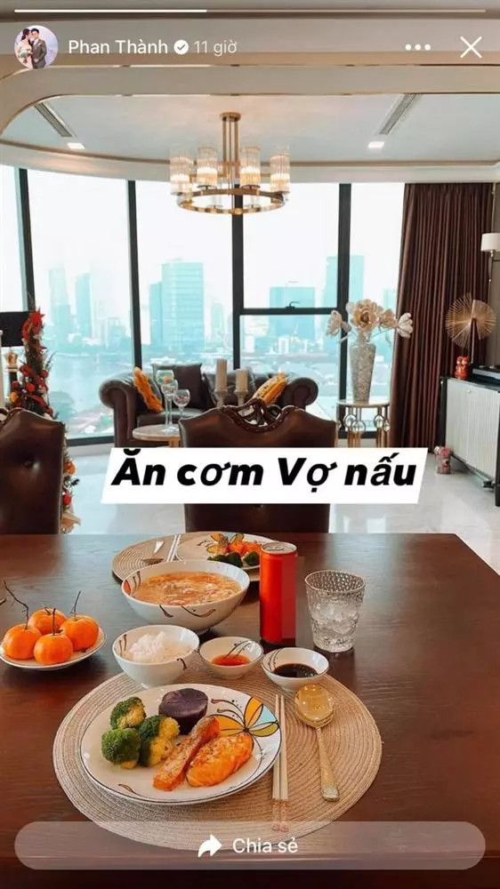 Phan Thành và Primmy Trương kết hôn vào đầu năm 2021. Hồi mới cưới, Phan Thành thường xuyên chia sẻ cuộc sống vợ chồng son cùng những mâm cơm nhà do vợ nấu. Ảnh: FBNV