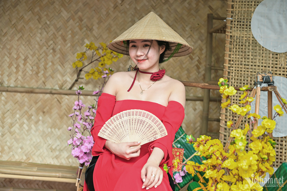 Đi từ sớm tới khu trung tâm để chụp ảnh Tết, Như Ngọc (Tân Bình) chuẩn bị quạt tre và nón lá làm phụ kiện chụp ảnh. "Em dự định sẽ dạo chơi và chụp ảnh ở Bưu điện Thành phố và hồ Con Rùa nhưng khi đi ngang qua đây thấy các tiểu cảnh quá đẹp mà lạ nên ghé vào chụp hình. Mới có 15 phút nhưng cứ mỗi lần đổi góc là lại có hình đẹp rồi", Ngọc vui vẻ nói.