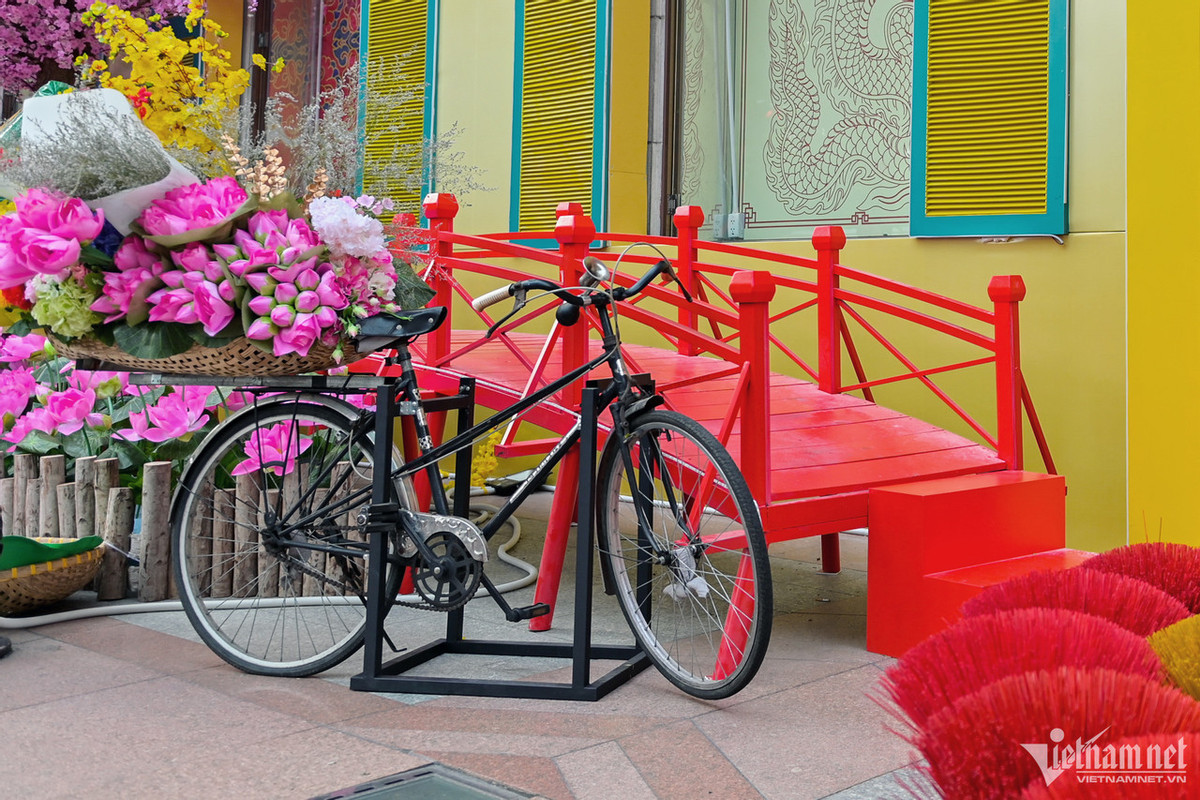 Hình ảnh cầu Thê Húc của Hà Nội cũng xuất hiện tại đây.