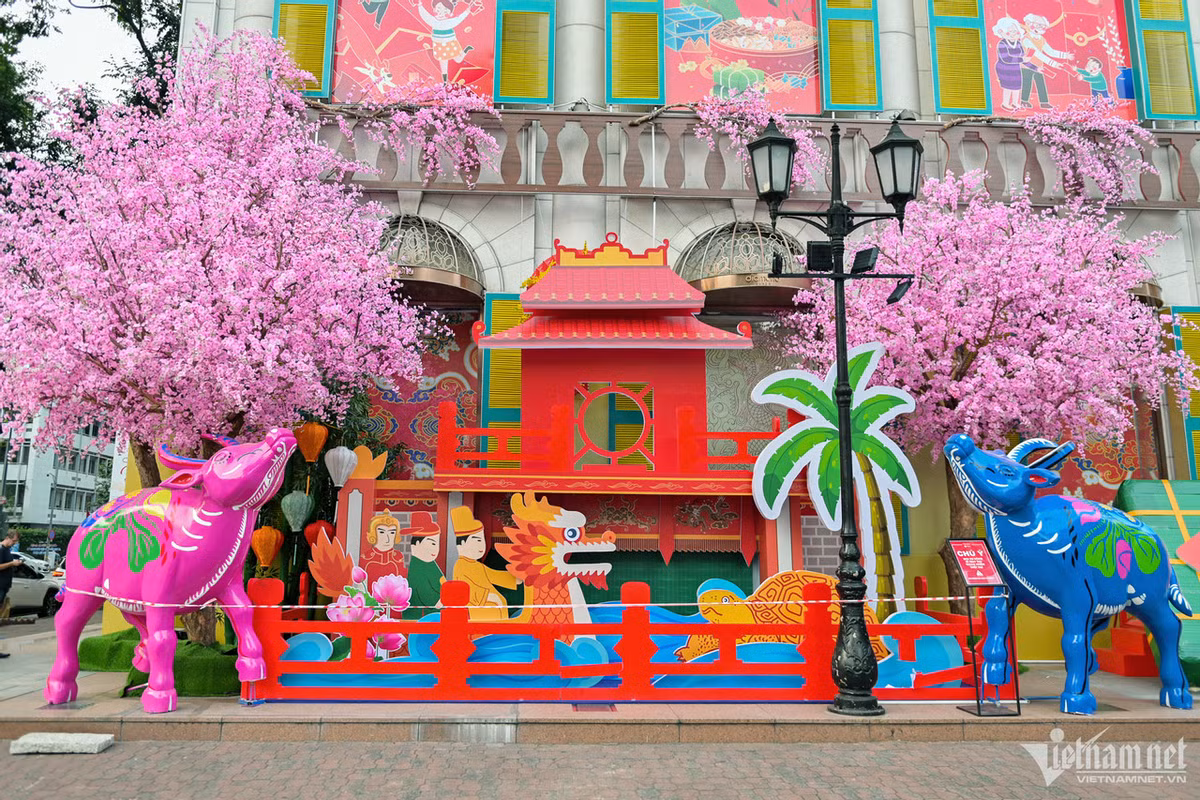 Các tiểu cảnh check - in chụp hình ở đây được trang trí thành 3 khu vực với các đặc trưng Tết 3 miền Bắc - Trung - Nam. Nhiều hình ảnh văn hoá đặc trưng và tết cổ truyền Việt Nam được dựng lên như cành đào, bánh chưng xanh, đèn lồng, cây mai, nhà tranh,...