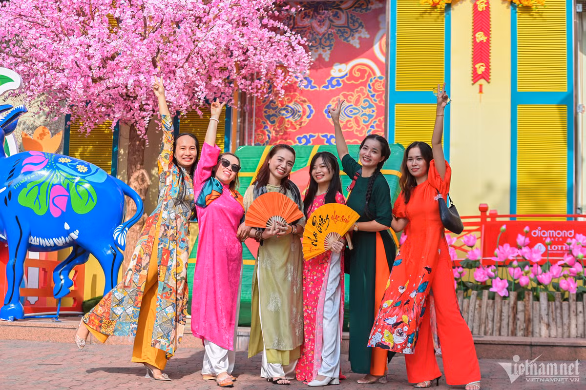 Nhiều góc sống ảo với màu sắc rực rỡ nổi bật cả một góc phố. Các chị em xinh tươi dịu dàng trong tà áo dài xinh xắn, duyên dáng tranh thủ ghi lại những hình ảnh đón xuân.