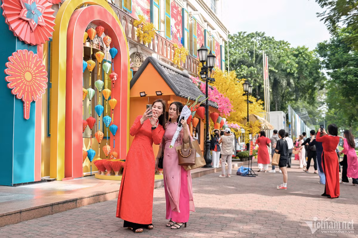 Còn khoảng 1 tháng nữa đến Tết Giáp Thìn 2024, một TTTM tại trung tâm quận 1 đã "thay áo" với các tiểu cảnh rực rỡ đón xuân thu hút nhiều người tới dạo chơi, xúng xính chụp ảnh với áo dài.