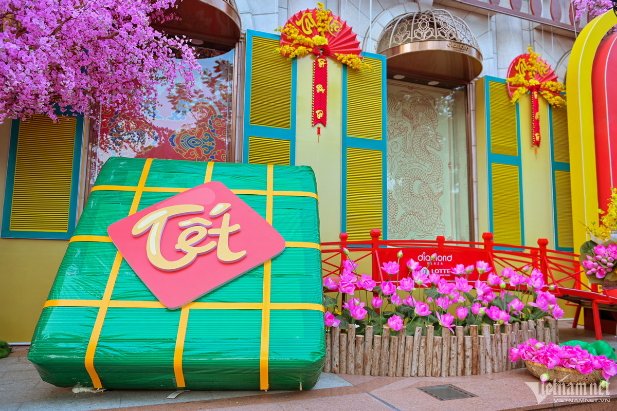 Mô hình bánh chưng khổng lồ là một trong những điểm nhấn tại không gian này.