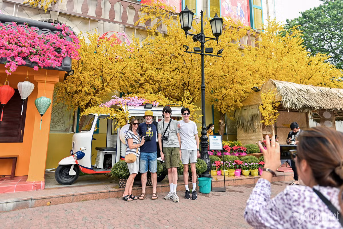 Gia đình du khách đến từ Úc chụp hình lưu niệm bên những bông mai rực rỡ. "Tôi rất ấn tượng khi dạo phố Việt Nam những ngày này, không khí vui tươi, rực rỡ khắp mọi nơi", nam du khách hào hứng. tet ao dai ng hue 10 1.jpeg tet du lich nguyen hue 5 1.jpeg tet ao dai ng hue 9 1.jpeg