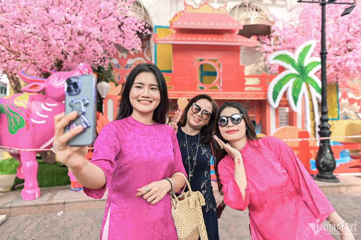 Chị Phương Hiền (TP Thủ Đức) cùng với bạn bè diện áo dài hồng tới check-in sớm cùng mô hình Văn Miếu, Cầu Thê Húc. "Tôi thấy ở đây trang trí nhiều tiểu cảnh bắt mắt, cảm giác như đang thực sự được hòa mình vào lễ hội mùa xuân của cả 3 miền", chị Hiền chia sẻ.