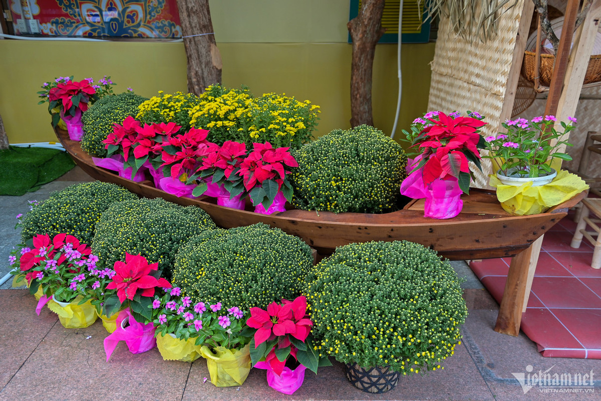 Đặc biệt, chiếc ghe chở hoa tươi là nét đặc trưng của miền Tây mỗi mùa xuân về bên cạnh tiểu cảnh nhà tranh.