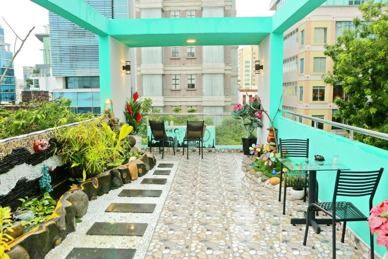 Sân thượng có hồ cá dài 5m, cũng là nơi họp mặt bạn bè ăn uống với 3 bàn uống nước hướng ra 3 view khác nhau cùng rất nhiều cây cảnh trang trí bắt mắt. Nguồn ảnh: FBNV