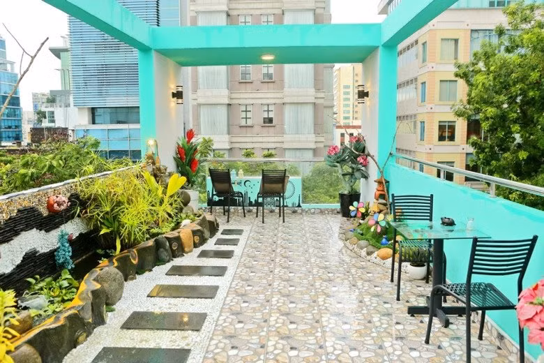 Sân thượng có hồ cá dài 5m, cũng là nơi họp mặt bạn bè ăn uống với 3 bàn uống nước hướng ra 3 view khác nhau cùng rất nhiều cây cảnh trang trí bắt mắt. Nguồn ảnh: FBNV