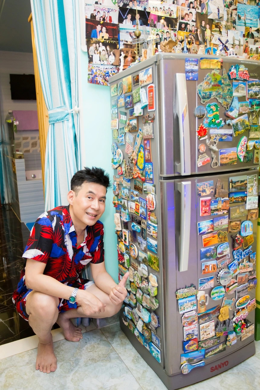 Nam ca sĩ đi du lịch qua 50 nước nên dành nhiều kệ trưng bày các vật lưu niệm, hình ảnh, kỷ niệm chương, quốc kỳ nhiều nước trên thế giới.