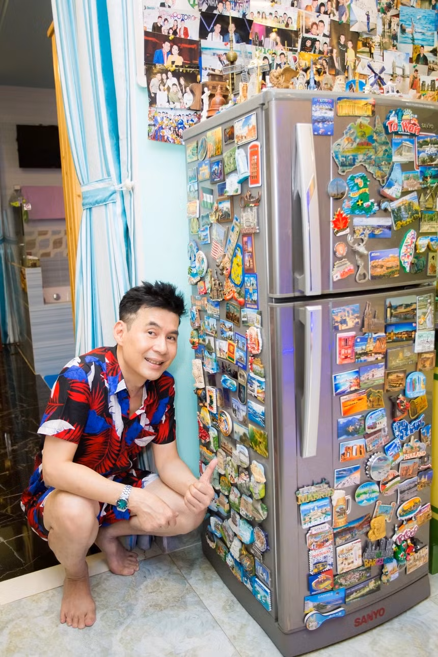 Nam ca sĩ đi du lịch qua 50 nước nên dành nhiều kệ trưng bày các vật lưu niệm, hình ảnh, kỷ niệm chương, quốc kỳ nhiều nước trên thế giới.