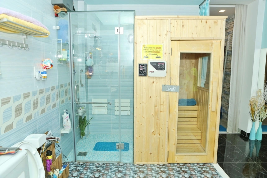 Phòng tắm bao gồm nhiều chức năng như buồng xông hơi ướt, xông hơi khô, bồn ngâm chân...