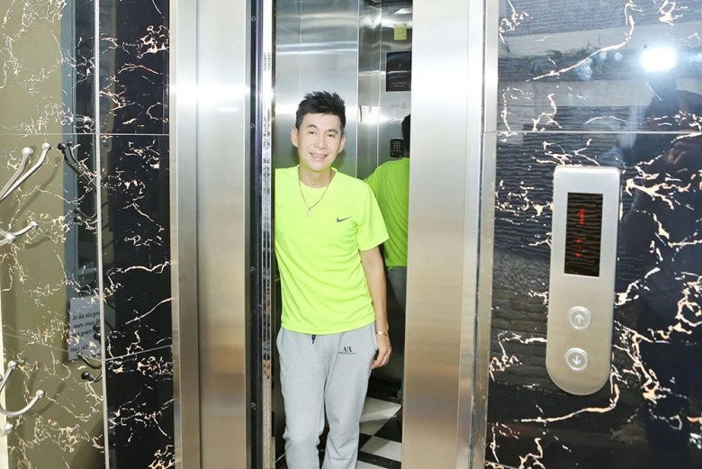 Trong nhà có lắp thang máy để tiện cho việc di chuyển giữa các tầng.