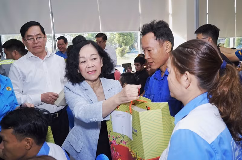 Thuong truc Ban Bi thu tham, tang qua Tet tai Ba Ria - Vung Tau-Hinh-2