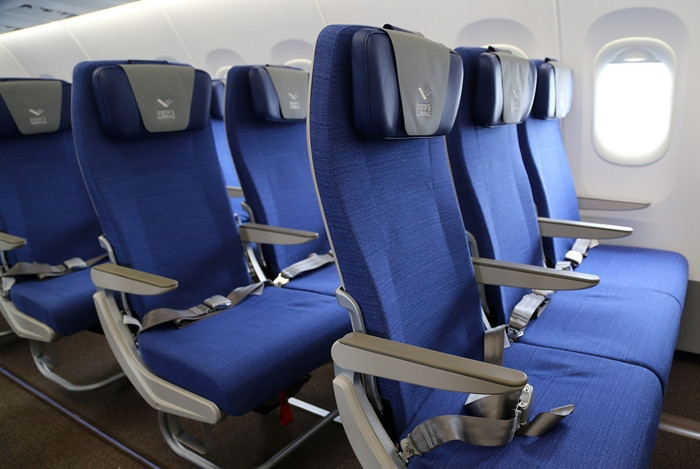 Trong máy bay có 2 dãy ghế, mỗi hàng ghế gồm 3 chỗ ngồi. Ảnh: Vietnamnet