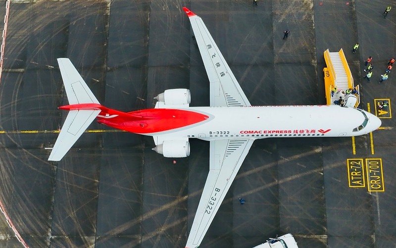 ARJ21 đã được giao cho 12 khách hàng với số lượng 127 chiếc, vận chuyển trên 11 triệu hành khách, khẳng định được tính an toàn và độ tin cậy. Ảnh: Vietnamnet