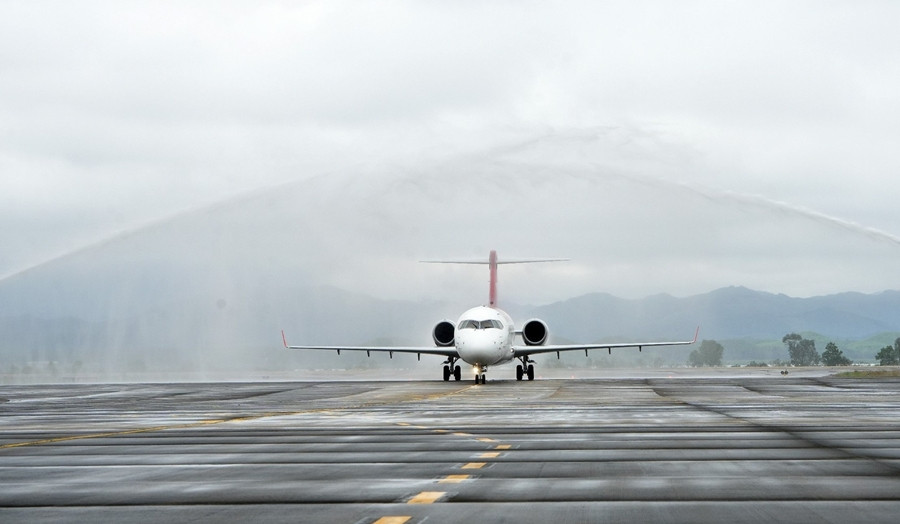 ARJ21 có tầm bay từ 2.225 đến 3.700 km, có thể bố trí cấu hình ghế từ 78 đến 97 chỗ. Ảnh: Tiền phong