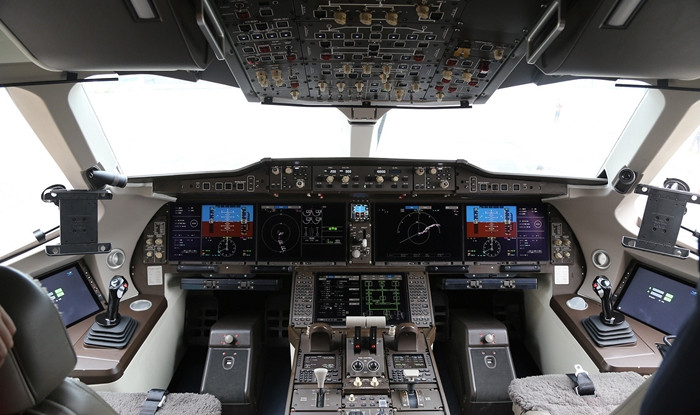 Khoang buồng lái trên chiếc C919 tương tự mẫu A320 của Airbus. Ảnh: Vietnamnet