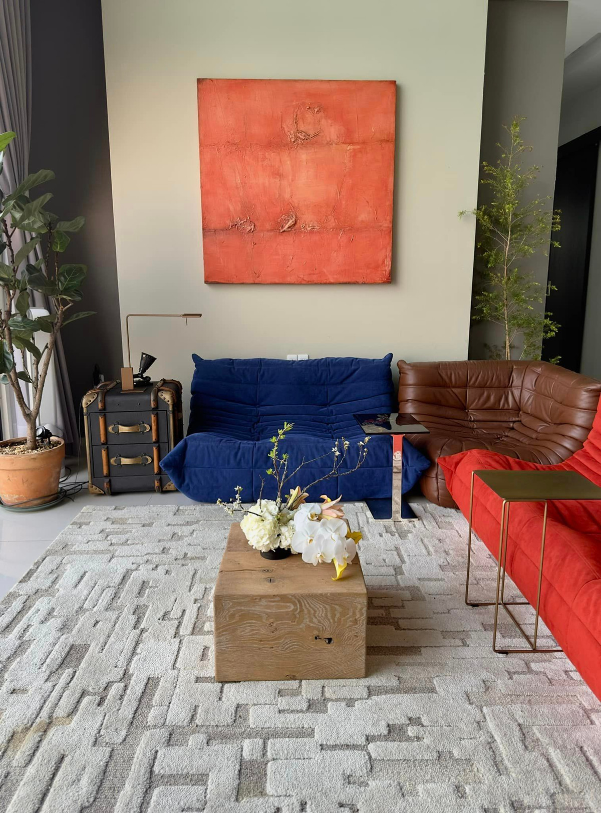 Phòng khách ân tượng với bộ sofa 3 màu khác nhau.