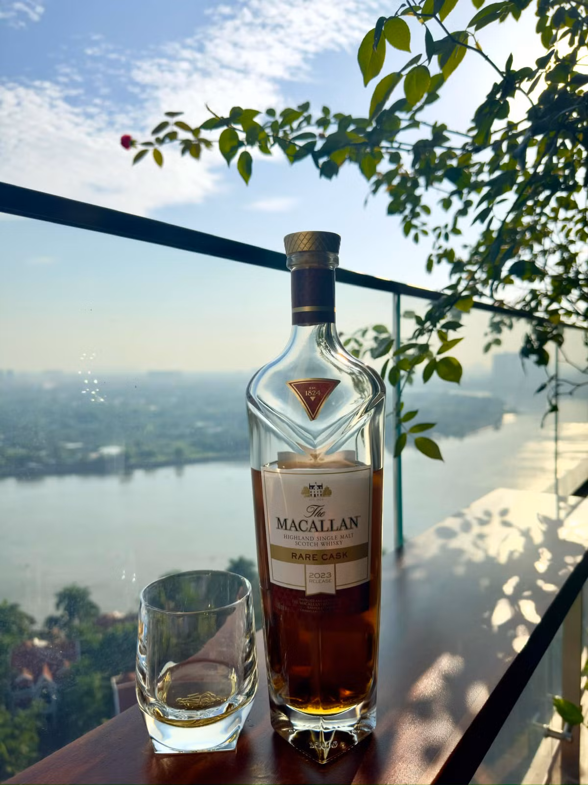 Từ ban công có thể ngắm cảnh thành phố và dòng sông thơ mộng.