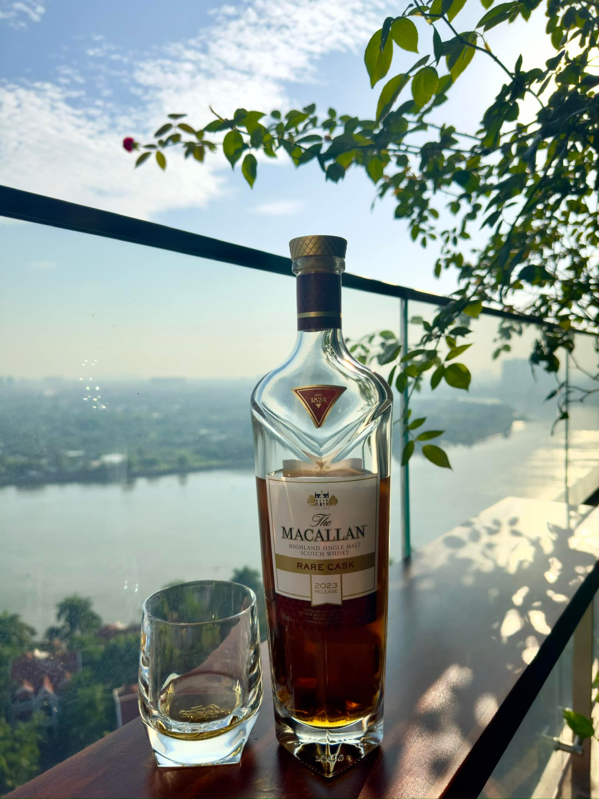 Từ ban công có thể ngắm cảnh thành phố và dòng sông thơ mộng.