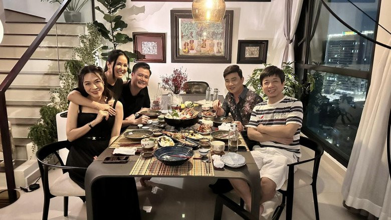 Trước đó, Hồng Nhung chia sẻ ảnh một vài nghệ sĩ thân thiết tới "xông đất" nhà mới.