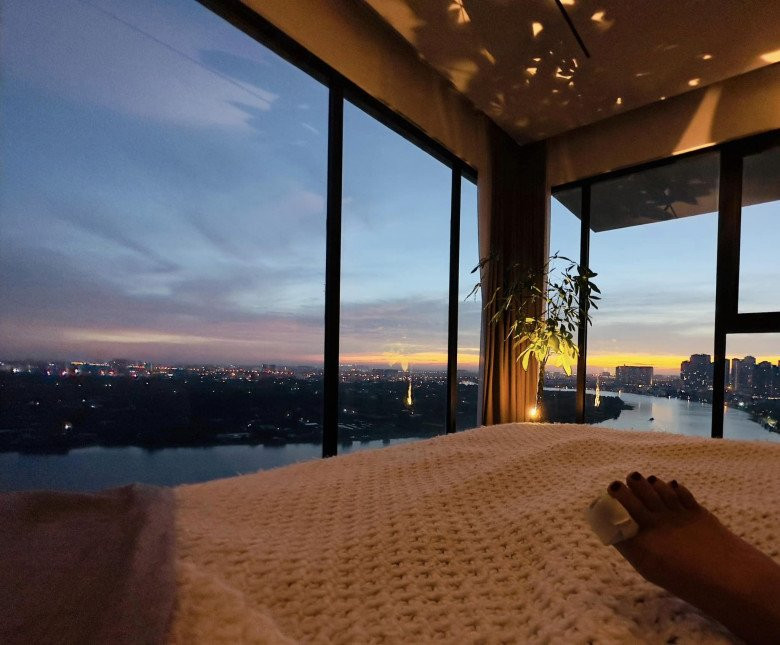 Phòng ngủ có cửa kính lớn, ngắm trọn không gian bên ngoài.