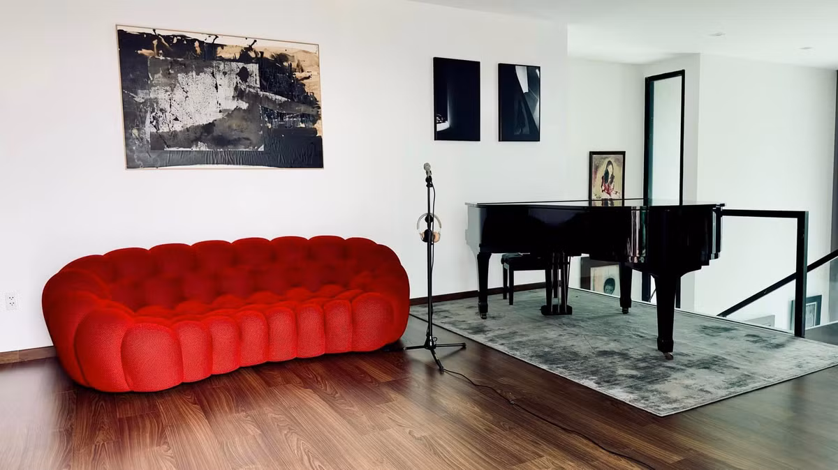 Hồng Nhung còn thiết kế riêng cả một phòng nhạc họa mới. Tại đây, nữ ca sĩ được thỏa mãn với niềm đam mê đàn hát và vẽ tranh.