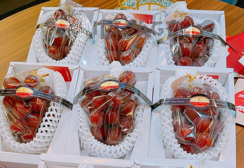 Đây là một giống nho được trồng và bán ở tỉnh Ishikawa, Nhật Bản. Nho có màu đỏ và kích thước của một quả bóng bàn. Ảnh: Vietfruits