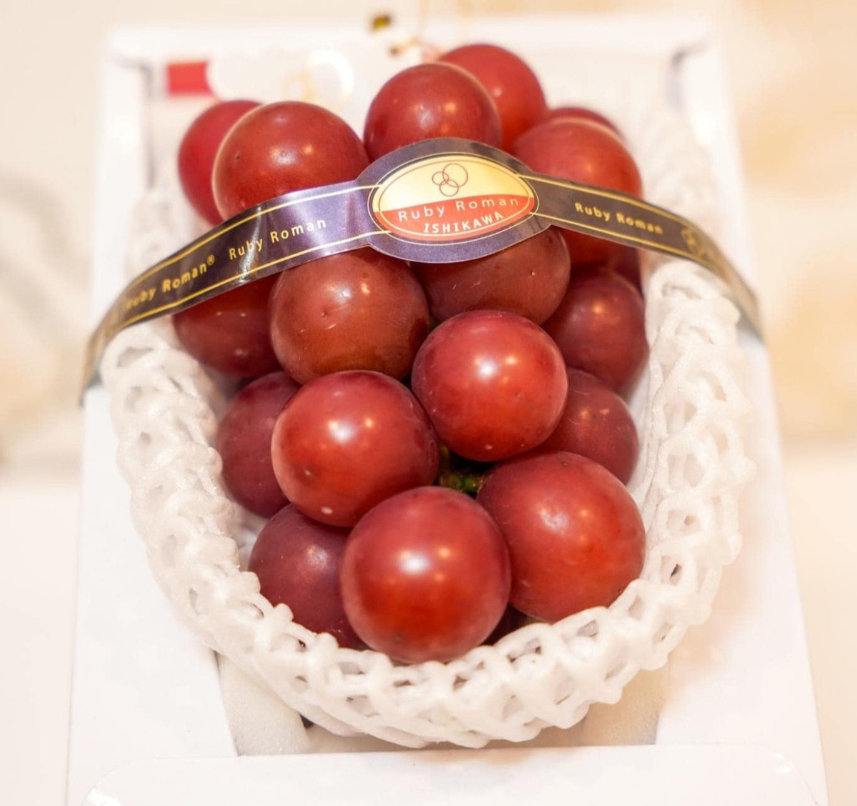 Trong khi nho sữa "quý tộc" Trung Quốc "làm mưa làm gió" khắp chợ Việt với giá rẻ bèo thì tại một số cửa hàng trái cây cao cấp nhập khẩu, nho Ruby Roman Nhật Bản giá 12 triệu đồng/kg cũng khá hút khách. Ảnh: Mia Fruit