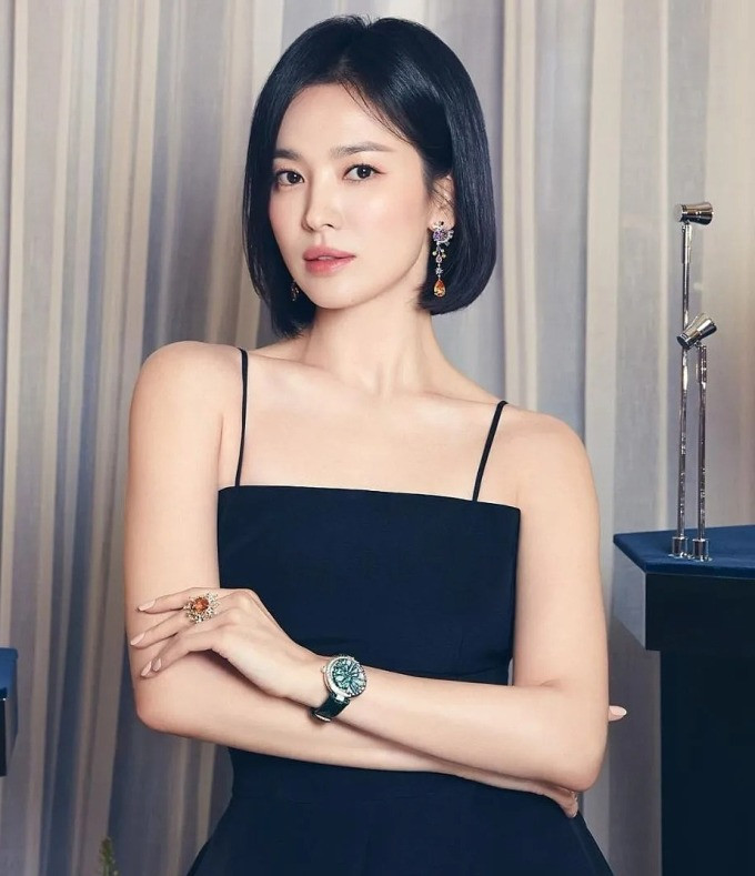 Song Hye Kyo còn sở hữu một số mẫu đồng hồ đeo tay đắt tiền nhất của nhà Chaumet. Ảnh: Koreaboo