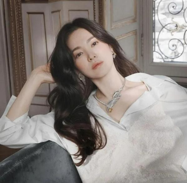 Chưa hết, mỗi bài quảng cáo trên Instagram của Song Hye Kyo được "báo giá" khoảng 460.000 USD cho tới 760.000 USD năm 2022. Ảnh: K-ennews