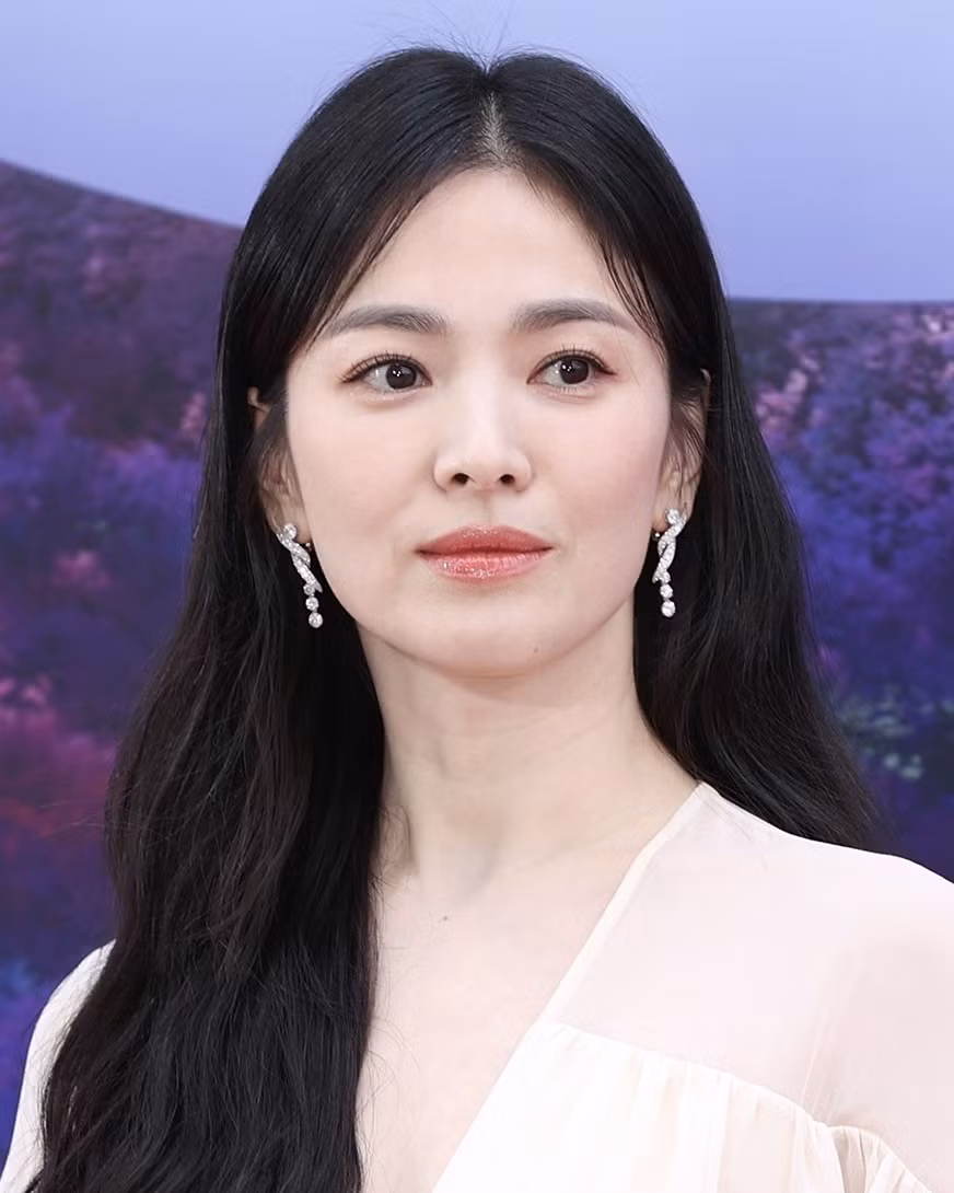 Nhờ vậy, nữ diễn viên được cho là sở hữu khối tài sản kếch xù. Năm 2021, tờ South China Morning Post đã đề cập đến khối tài sản ước tính 31 triệu USD của Song Hye Kyo. Ảnh: Allkpop