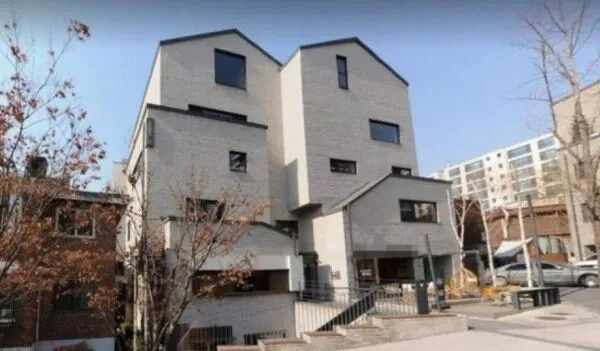 Theo dữ liệu của công ty bất động sản Building Road, năm 2021 Song Hye Kyo mua một tòa nhà 5 tầng với giá 19,5 tỷ won (khoảng 14,6 triệu USD). Ảnh: Koreaboo