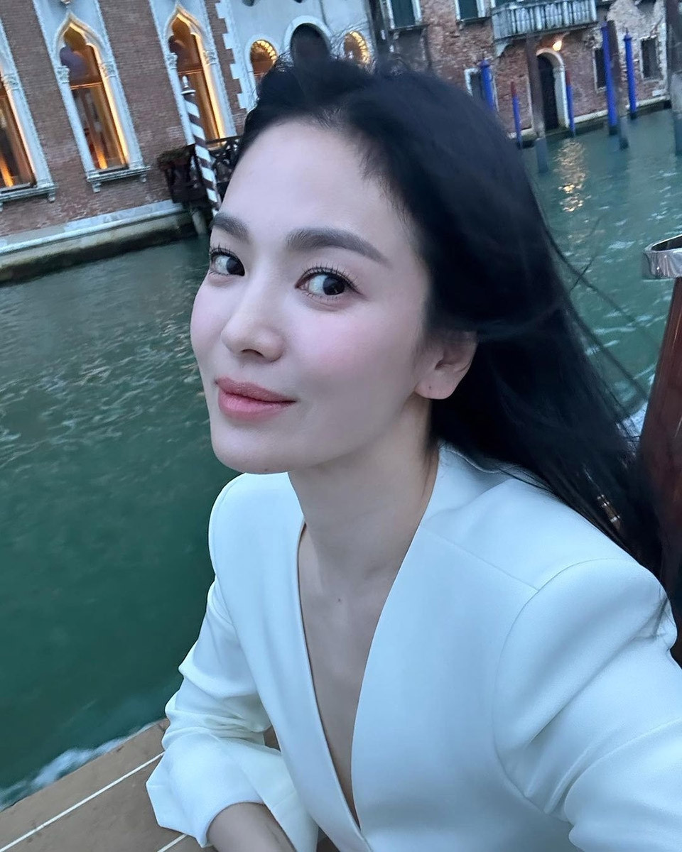 Thu nhập của Song Hye Kyo chủ yếu đến từ việc đóng phim. Hiện tại, Song Hye Kyo nằm trong top nữ diễn viên được trả lương cao nhất cùng với Lee Young Ae, Jeon Ji Hyun, Kim Tae Hee. Ảnh: K-ennews