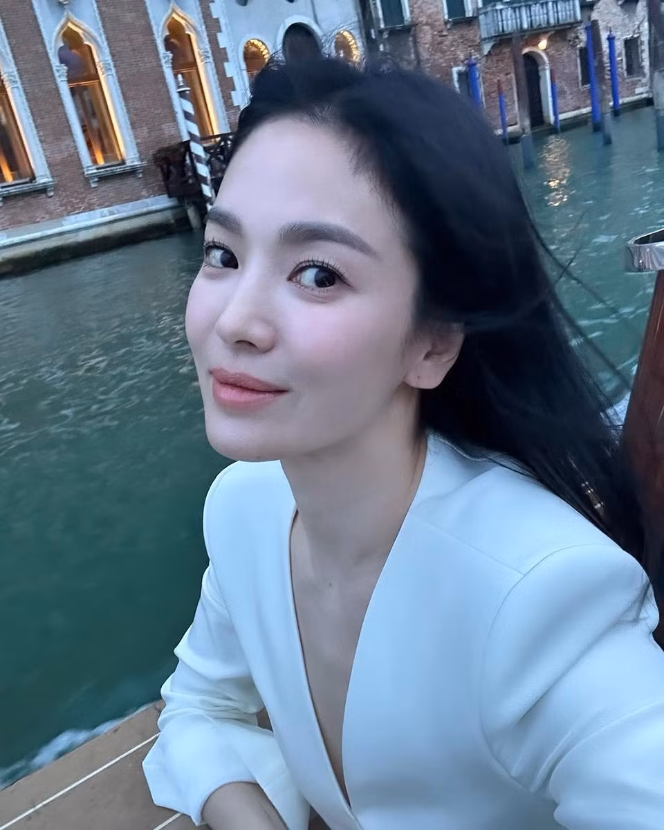 Thu nhập của Song Hye Kyo chủ yếu đến từ việc đóng phim. Hiện tại, Song Hye Kyo nằm trong top nữ diễn viên được trả lương cao nhất cùng với Lee Young Ae, Jeon Ji Hyun, Kim Tae Hee. Ảnh: K-ennews